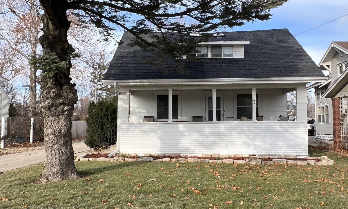 Cedar Rapids House | 4 Bedroom, 6 Bed, 2 Bathroom 2 Story Spacious Home NW Side of CR