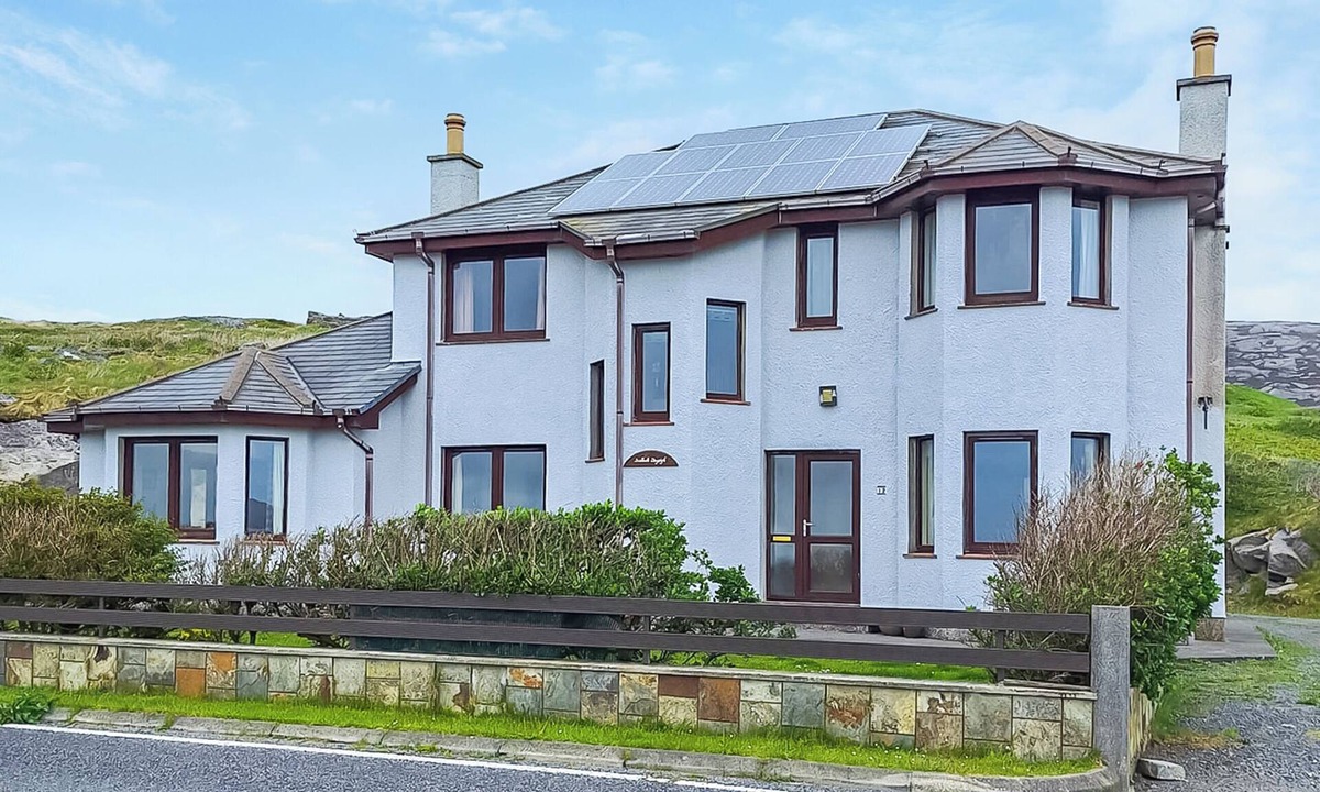 Aisgernis Cottage | 4 bedroom accommodation in East Kilbride, near Lochboisdale, South Uist