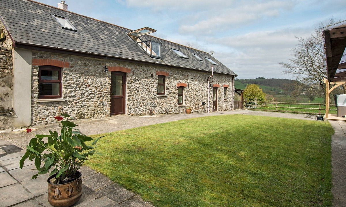 Llanwrda Cottage | 4 bedroom accommodation in Crugybar, near Llandeilo