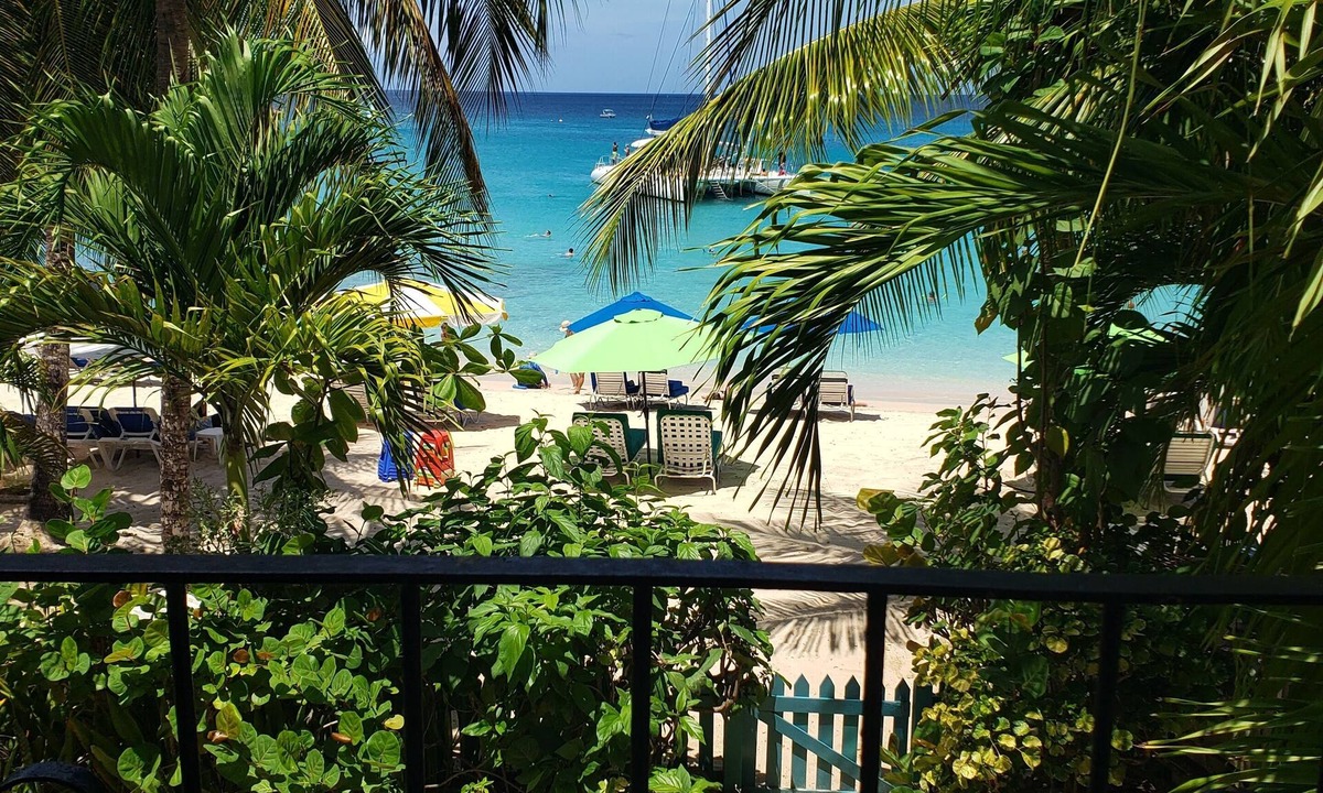 Holder's Hill House | 4-bedroom beachfront house in beautiful Paynes Bay. Pause or play every day!