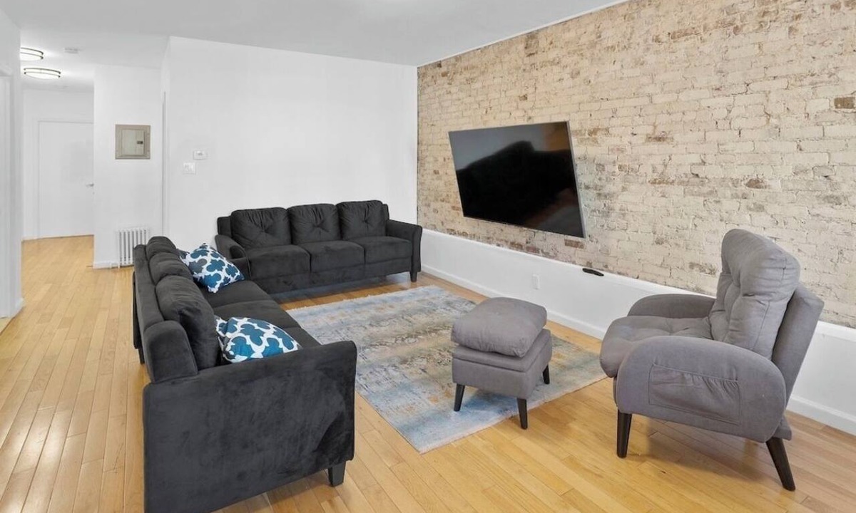 Crown Heights Hotel | 4-Bedroom Brooklyn Brownstone Steps to Subway Private Backyard