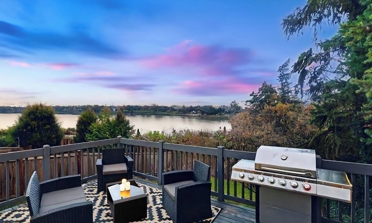 Cedar Heights House | 4 bedroom bungalow with lakeview in Seattle