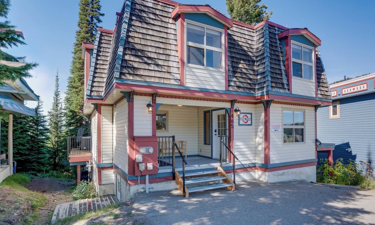 Silver Star Mountain House | 4 bedroom/2.5 bath home with private hot tub, laundry, close to village & skiway