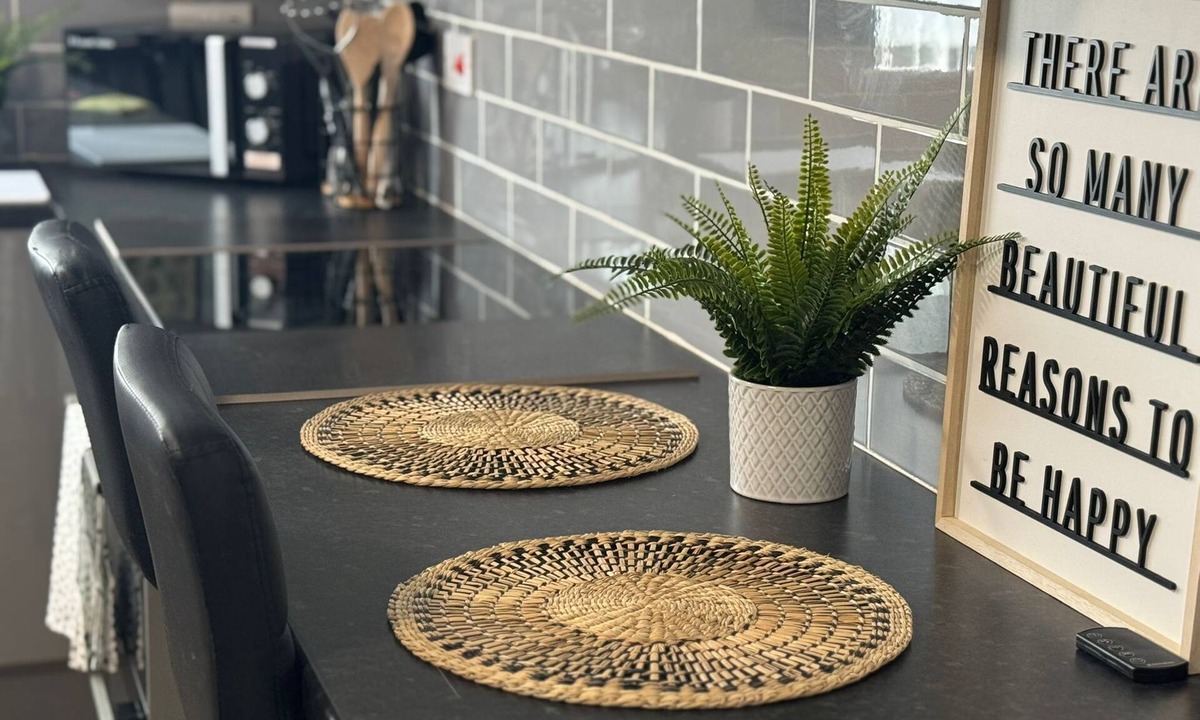 Warwick Apartment | 4 Bedroom Flat - Sleeps 5 - Free Parking & Wifi - Warwickshire