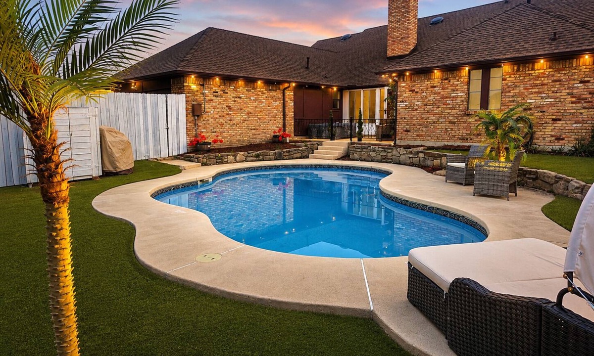 Irving House | 4-bedroom/Study/Sunroom/heated Pool house near Airport and Stadium