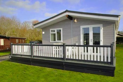 Milford on Sea Cabin | 4 Bedroom Superior Lodge with Hot Tub