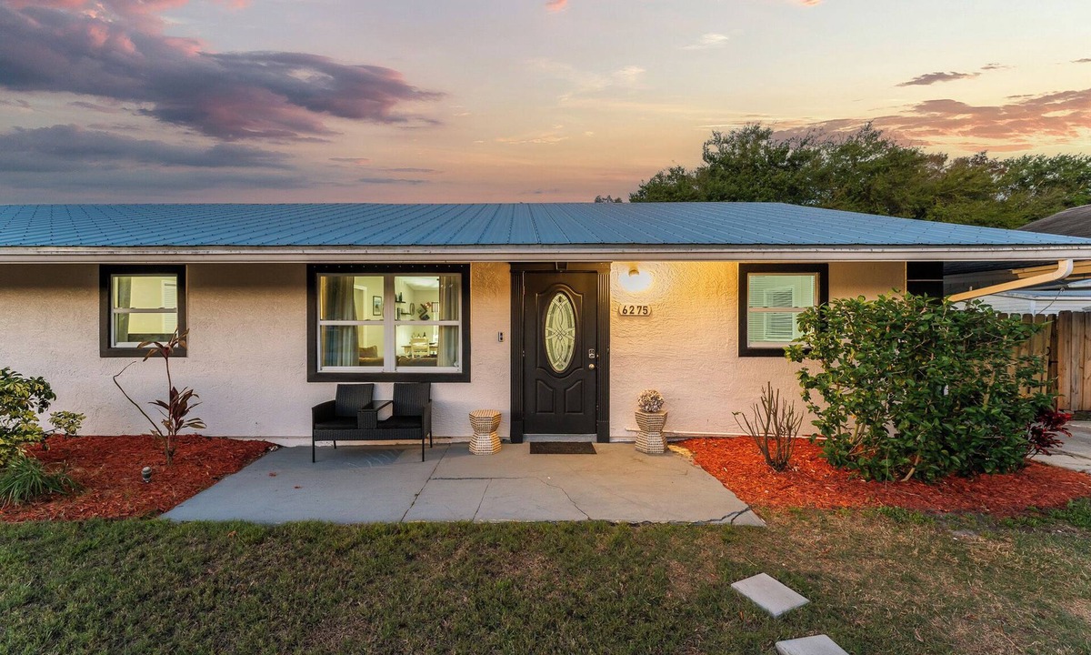 Stuart House | 4 bedroom Tropical Getaway with optional Pontoon Tours