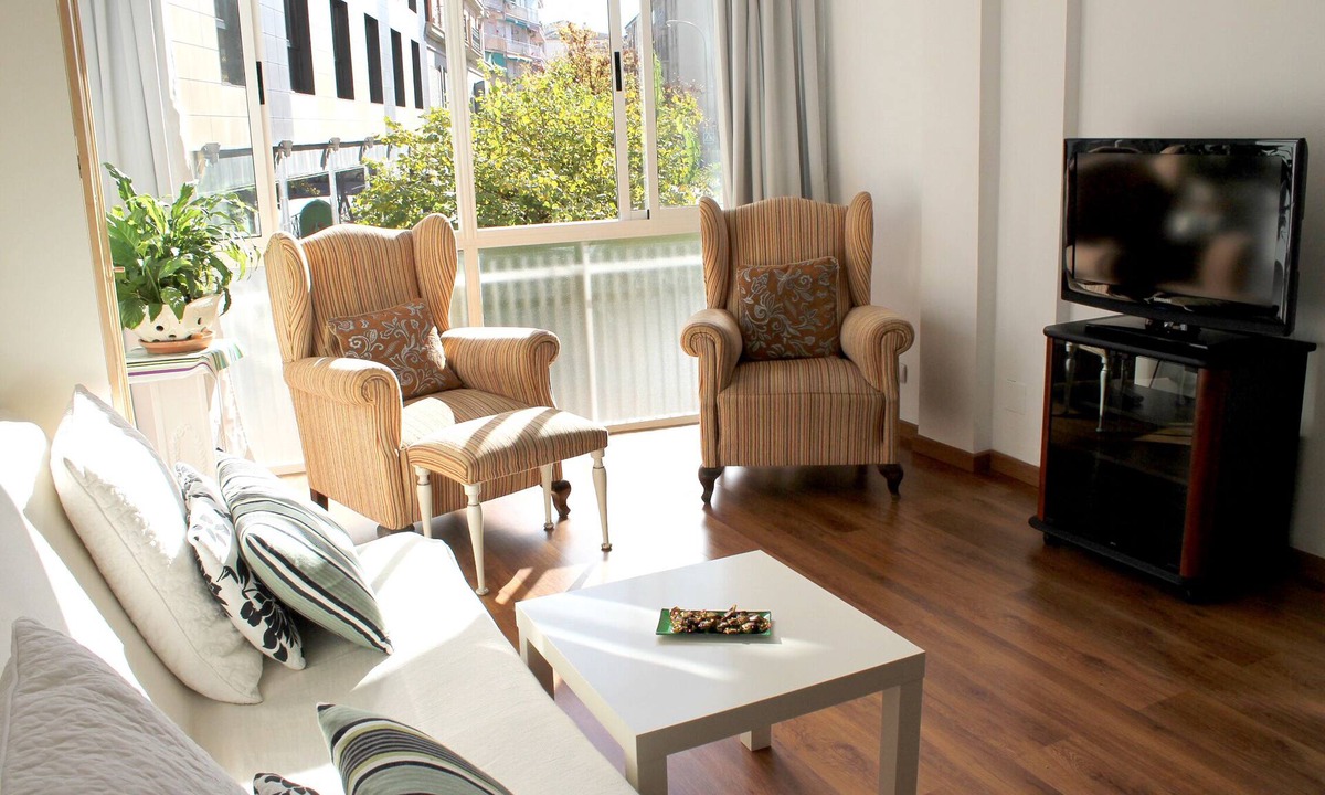 Figares Apartment | 4 Bedrooms NEW!CENTRAL, FULL AIR CO, parking (optional), WIFI, ALL AMENITIES