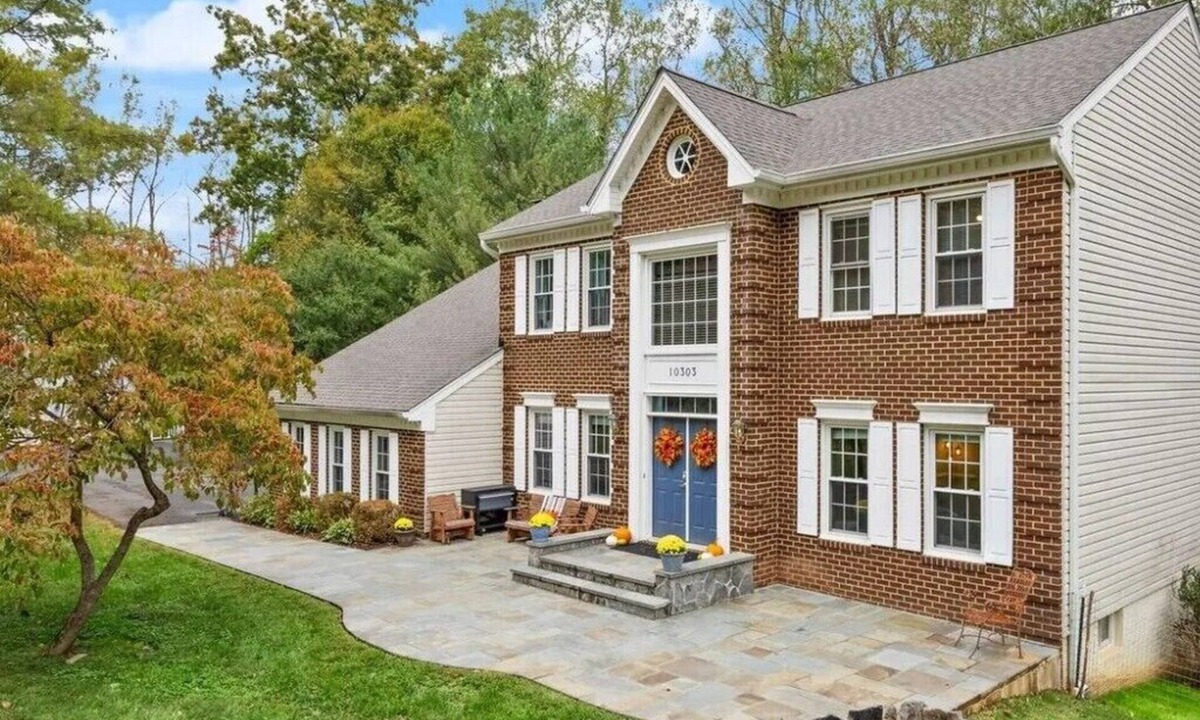 Manassas House | 4-beds spacious house in Manassas with screened porch, fire pit, & pool table,