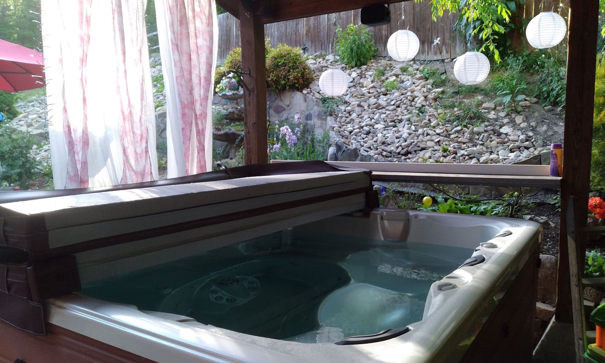 Pembroke House | 4 br/2full bath. Always flexible check-in, with late check-out. HOT TUB