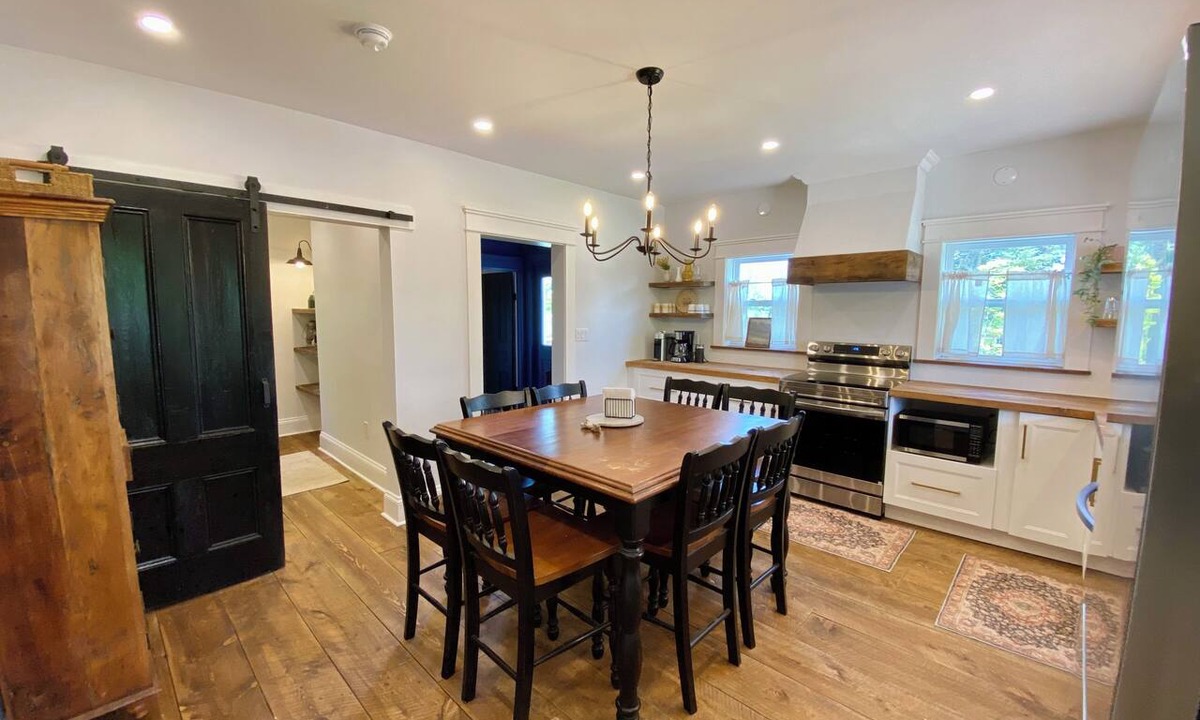 French River House | 4 BR Family Farmhouse - Queen Beds - Pet Friendly