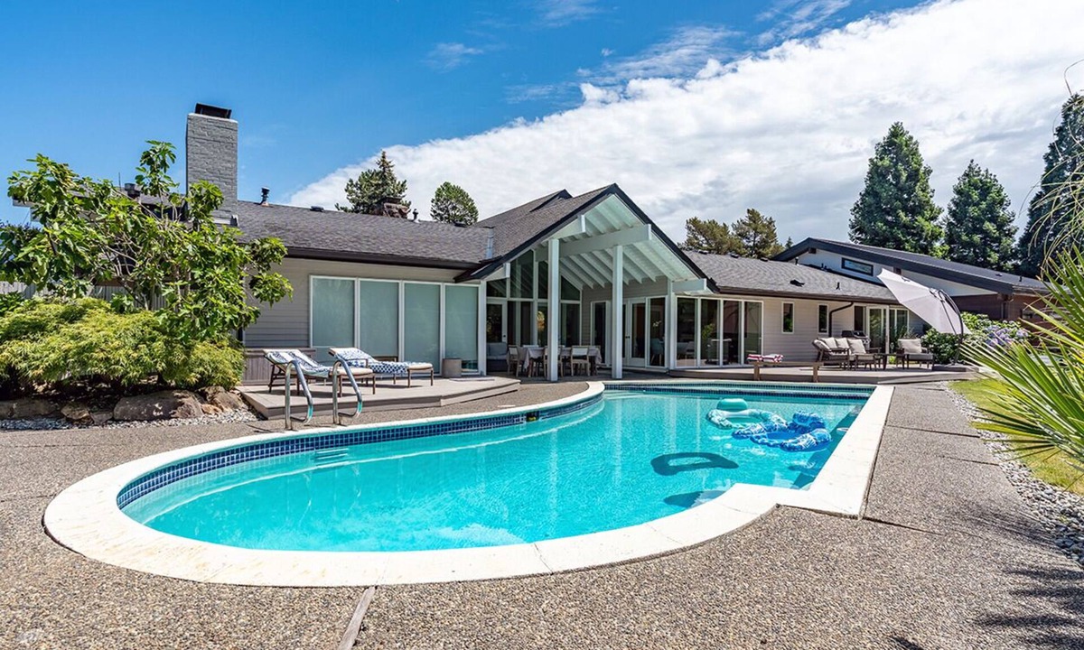 Clyde Hill House | 4 BR Lux Home, Private Heated Pool, Central AC, 5 min to Bellevue, 90 Nights+ ok