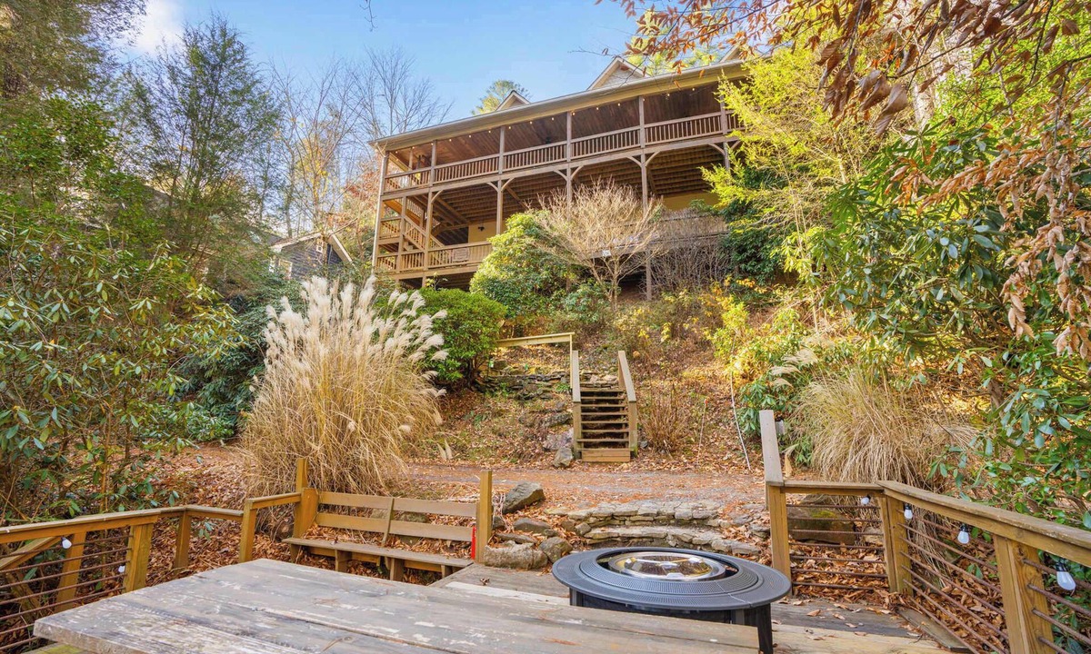 Blue Ridge House | 4 BR on Toccoa River, Hot Tub, Fish/Tube from deck! Firepit, Pool Table, Dogs ok