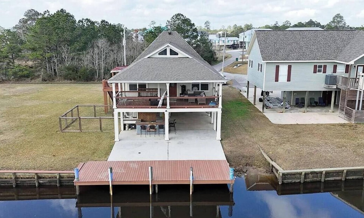Shoreline Park House | 4 BR. Spacious coastal getaway with water views, comfort, and room to unwind .