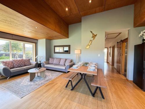 Shirley House | 4 BRD family house in Shirley - 10 mins drive to CBD, walk to the Palms Mall