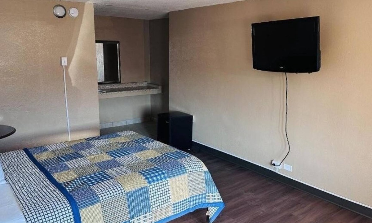 Fort Wayne Hotel | 4 Bright Queen Rooms Perfect for Exploring Fort Wayne Sites