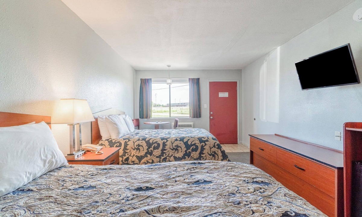 Aurora Hotel | 4 Bright Units, Walk to Local Restaurants, Parks & Enjoy the Best of Aurora Life
