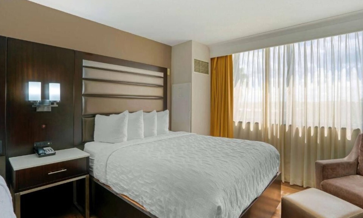Baymeadows House | 4 Budget-friendly Units! FREE Breakfast, Parking! Near Tree Hill Nature Center!