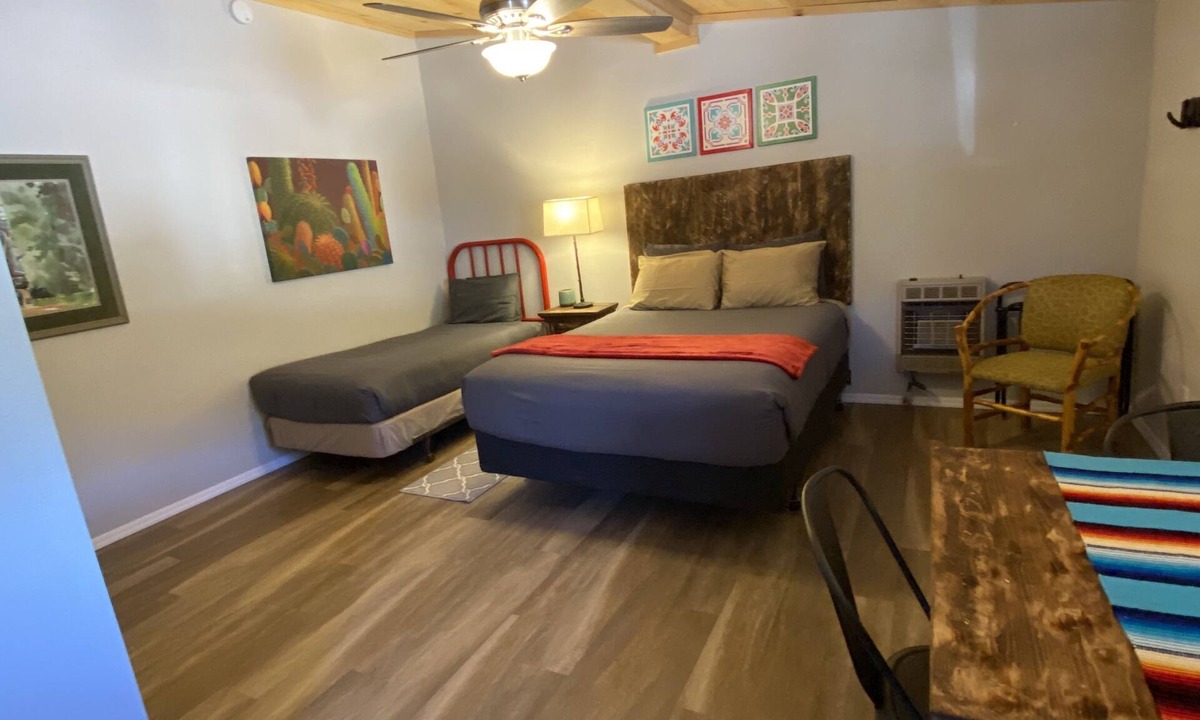 Glenwood House | #4 Casita Lobo Magico at the Catwalk, 1 BdRm ADA w Kitchen