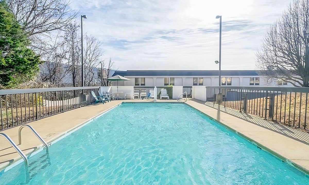Lookout Valley Neighborhood Association Hotel | 4 Chattanooga Escape Near Ruby Falls w/Two Queens and Outdoor Seasonal Pool