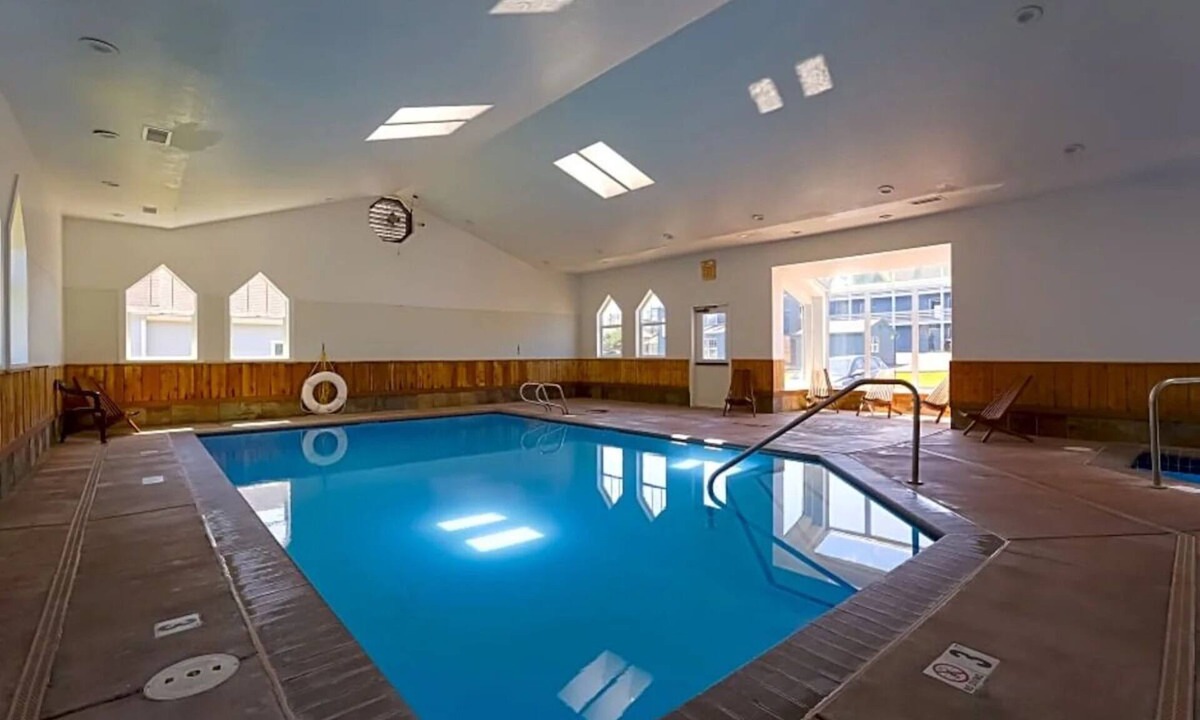 Newport Hotel | 4 Clean Partial Ocean View Rooms Near Devils Punch Bowl for Adventure Lovers