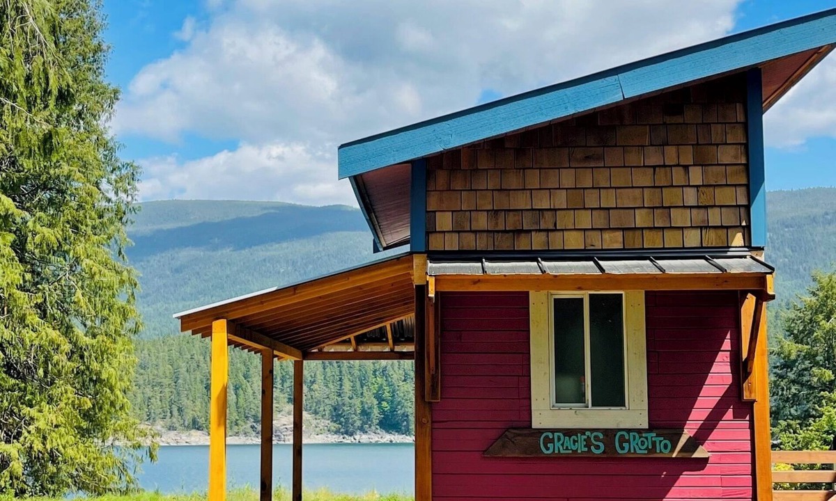 Sliammon Cabin | 4 Coastal Cabins & 2 bedroom suite for exploring the Sunshine Coast of BC