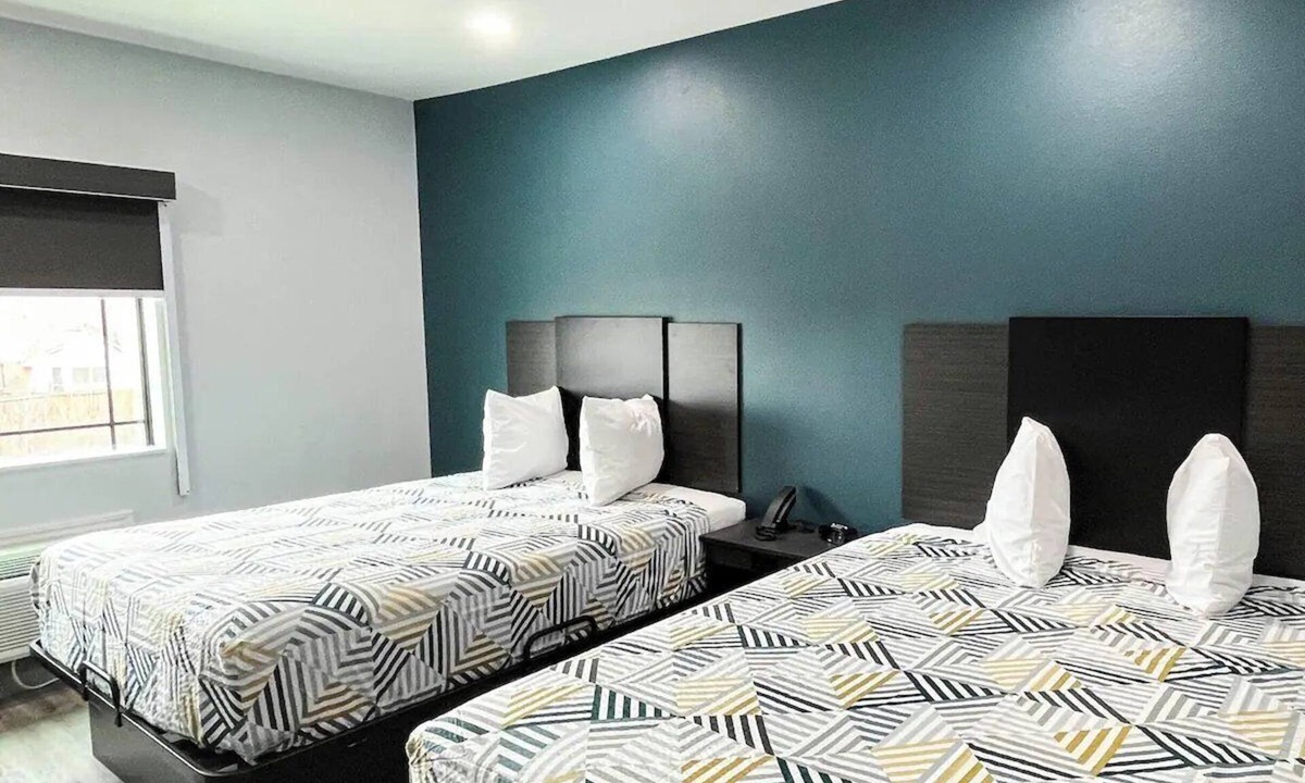Southeast Houston Hotel | 4 Conveniently Located Pet-Friendly Rooms | Steps to Local Dining & Restaurants
