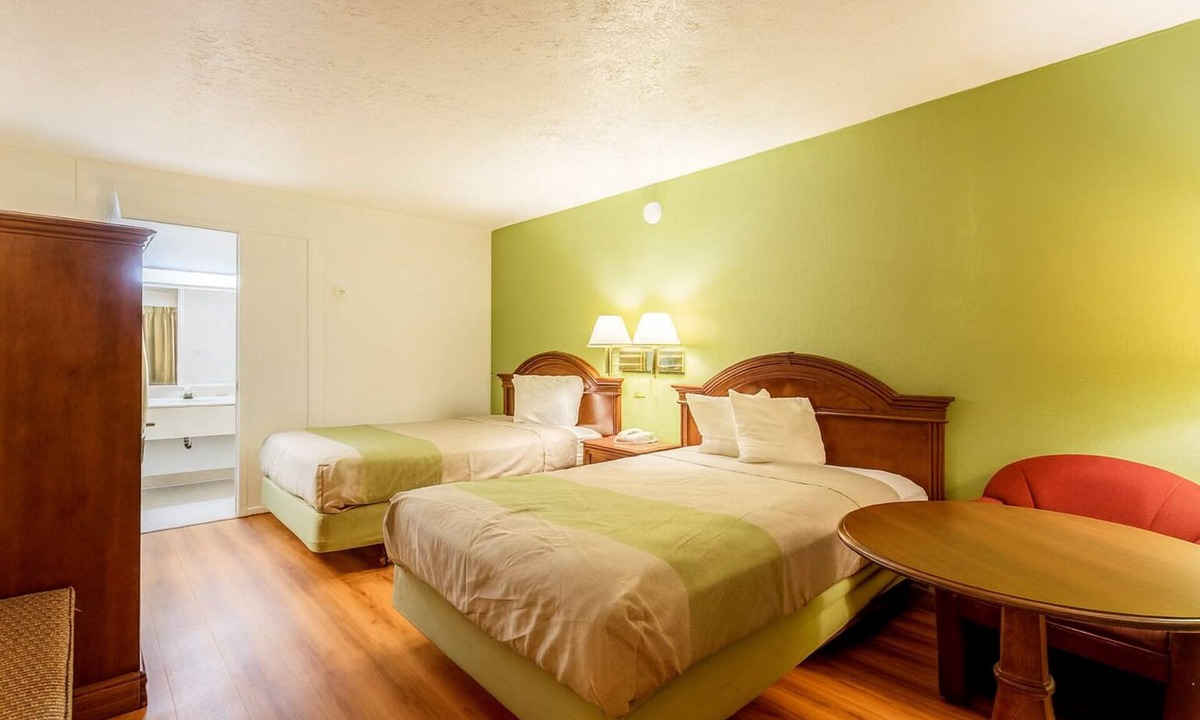 Edgewood Hotel | 4 Efficient Rooms w/Pet-Friendly Policies Near Local Parks