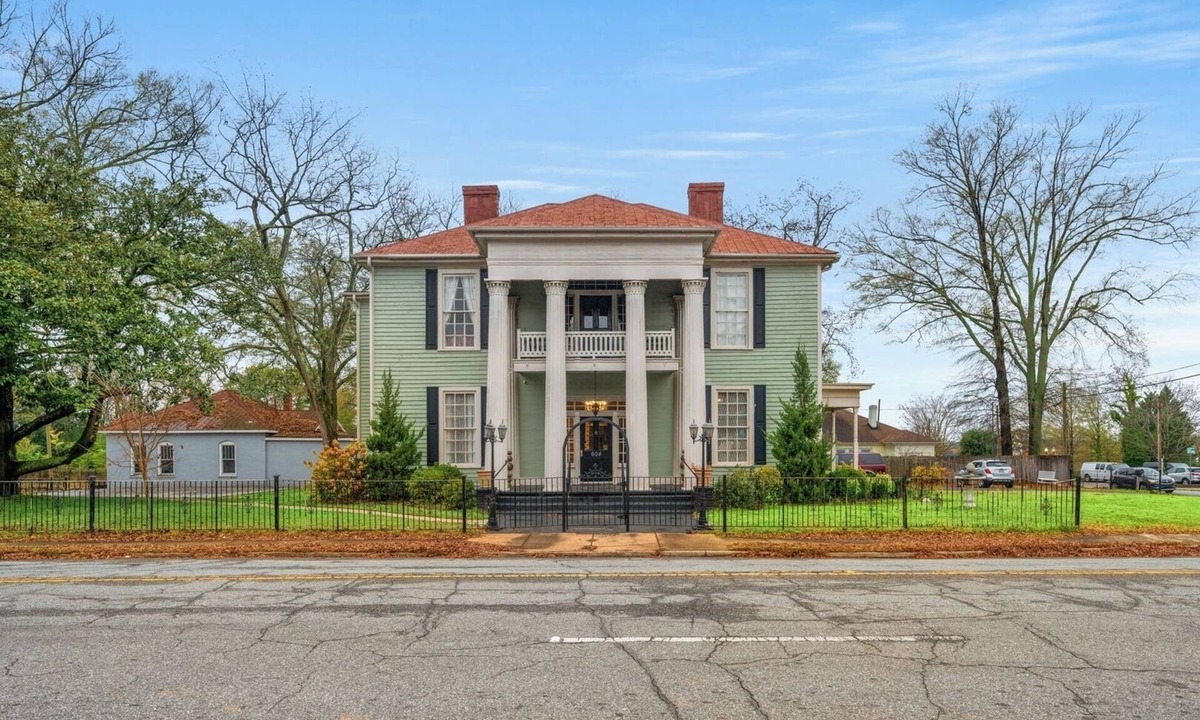 Anderson House | 4 En Suites, Private Yard, Huge Workspace