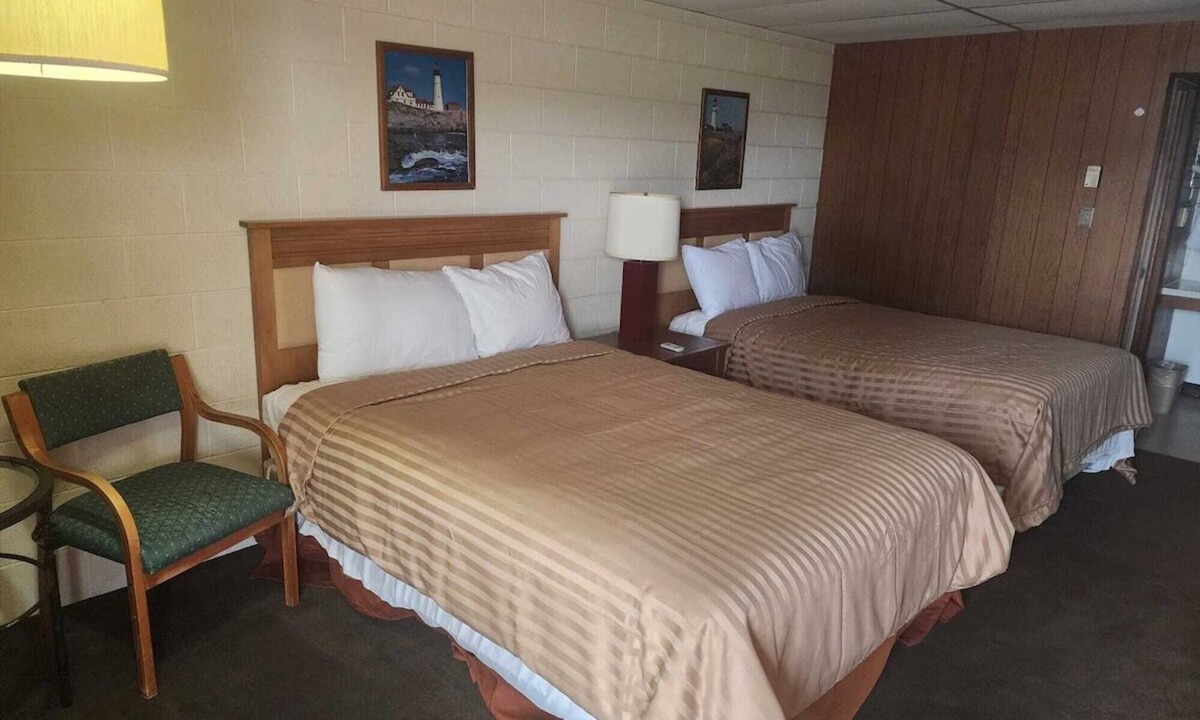 Quinter Hotel | 4 Family-Friendly Rooms - Stay in Room with 2 Queen Beds + Private Amenities