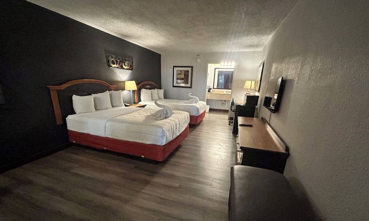 Mattoon Hotel | 4 Inviting Rooms w/Breakfast | Cultural Explorer Stay -Close to Museums & Parks