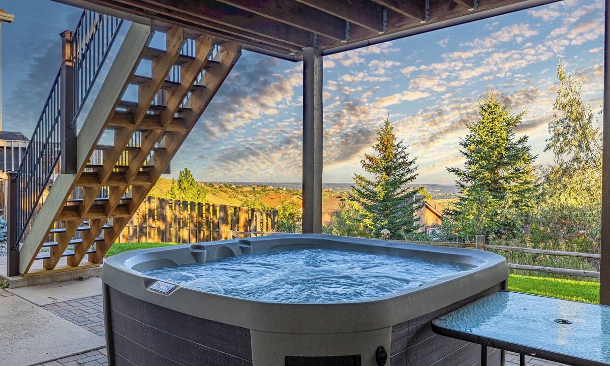 Peregrine House | 4 Kings|Sleeps 10|Hot Tub|Air Hockey|Amazing Views
