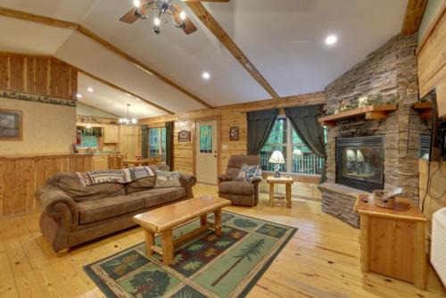 Sylvan Shores House | 4 Mi to Beaver Lake: Peaceful Log Cabin w/Deck!