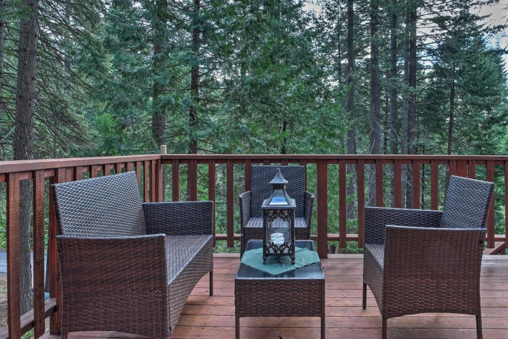 Dorrington House | 4 Mi to Big Tree State Park: Serene Cabin w/Deck