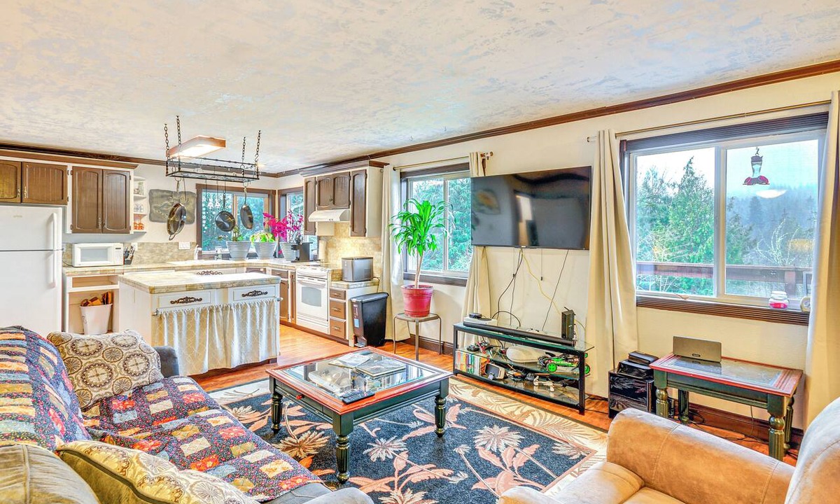 Sandy Apartment | 4 Mi to Sandy River Access: Studio w/Mtn Views!