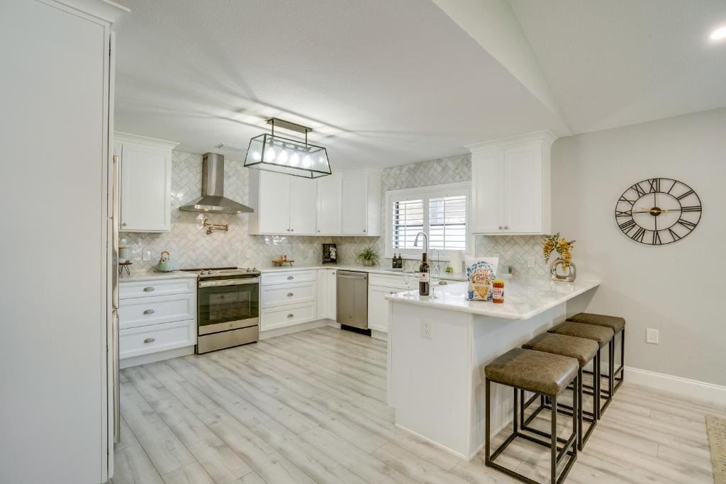 Vamo House | 4 Mi to Siesta Key Family Getaway with Balcony