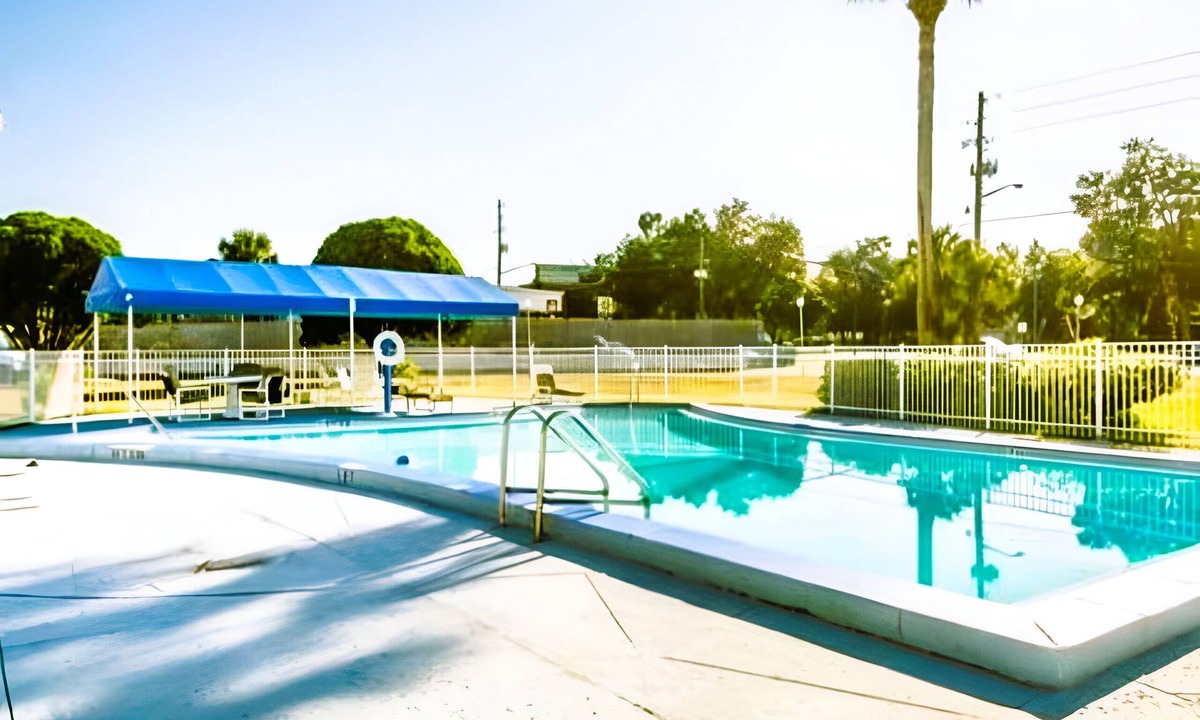 Silver Springs Hotel | 4 Pet Friendly Rooms Near Downtown Ocala and with Outdoor Swimming Pool