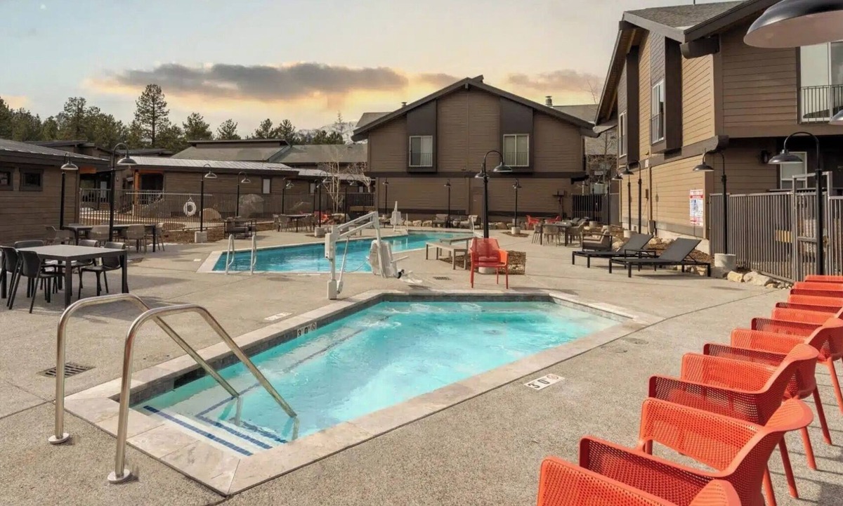 Mammoth Lakes Hotel | 4 Relaxing Cabins Steps From Devils Postpile National Monument & Scenic Trails!