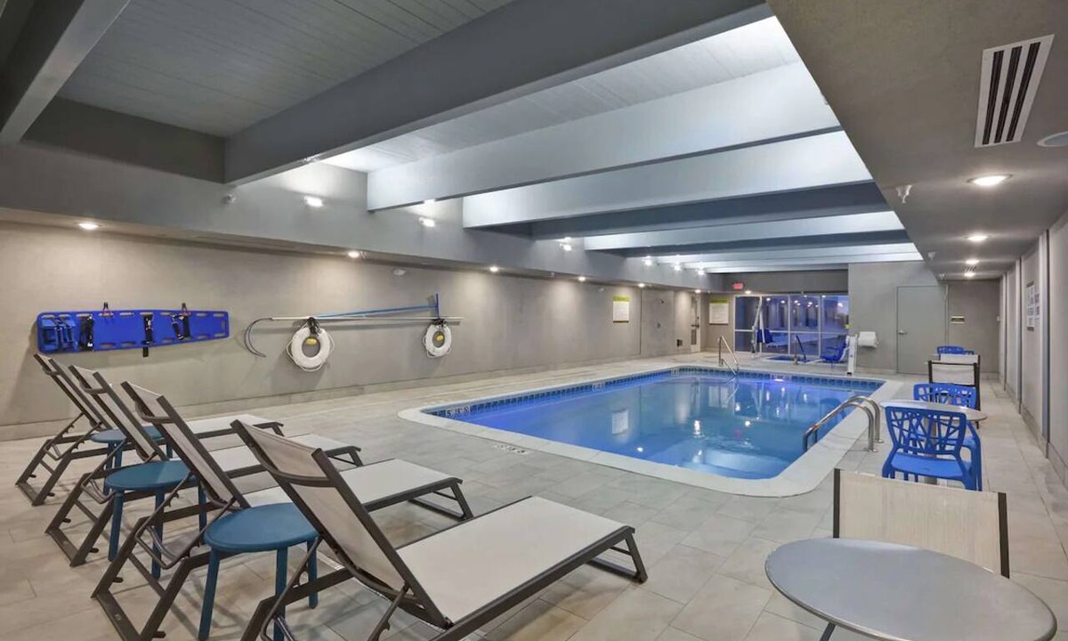 Alpine Center Hotel | 4 Sleek Studio near Downtown Grand Rapids | Daily Hot Breakfast & Free Parking