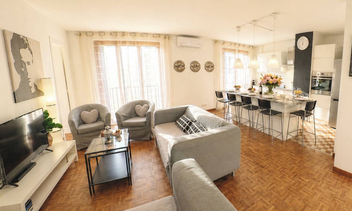 La Villette Apartment | 4(*) Standing flat, 3 bedrooms, private parking with AC near Panier Vieux-Port