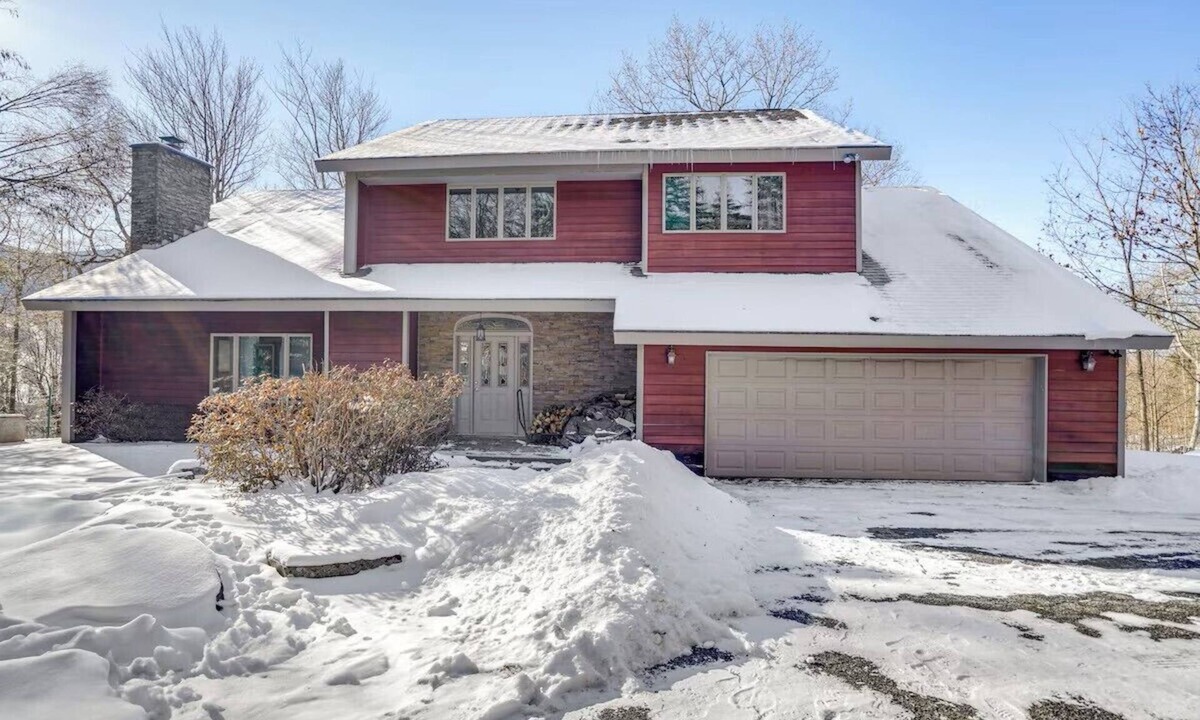 Hunter House | 4000 sq. ft. With EXTRA LARGE BRAND NEW HOT TUB. Directly across from Ski Resort