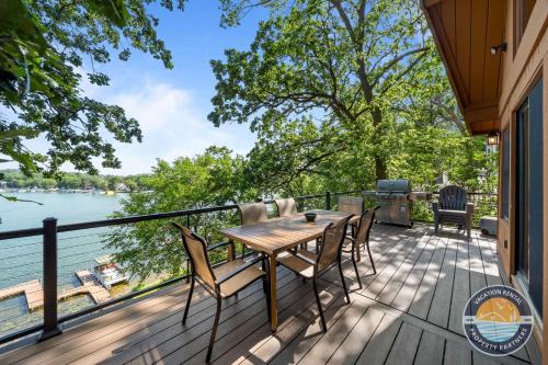 Twin Lakes House | 405 Waldeck Dr