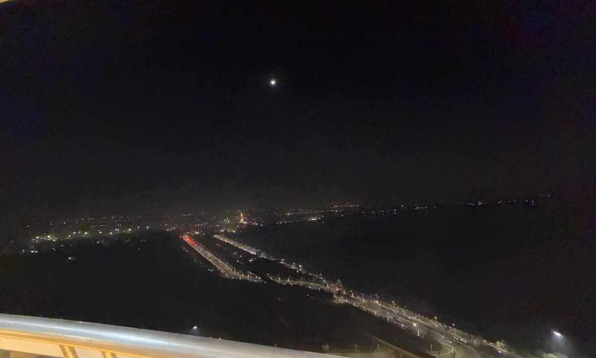 Noida Apartment | 41 Floor River View - TheRoomeraStay