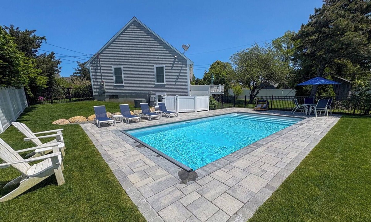 West Chatham House | 41 Poolside: 041-CS Coastal Retreat in Chatham – Modern Comfort & New Heated Pool