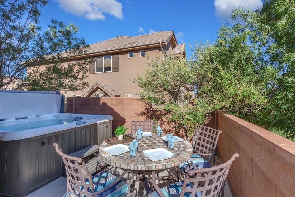 Washington House | 4194 Coral Ridge Resort Dog Friendly, BBQ grill, Private Hot Tub, Community Pool