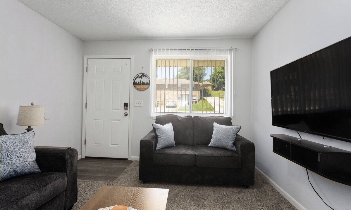 Riverside Apartment | 4867 2BR apt/15 minutes from airport/Downtown