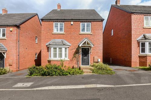 Smethwick Villa | 4BD Spacious detached House in Birmingham suitable for Contractors and family's with free parking on private drive sleeps 9