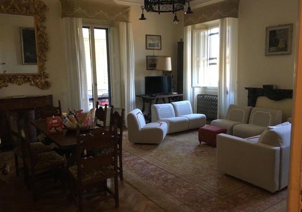Oltrarno Apartment | 4bdrm elegant apartm in Private Estate, shared Swimmingpool, Maze Garden