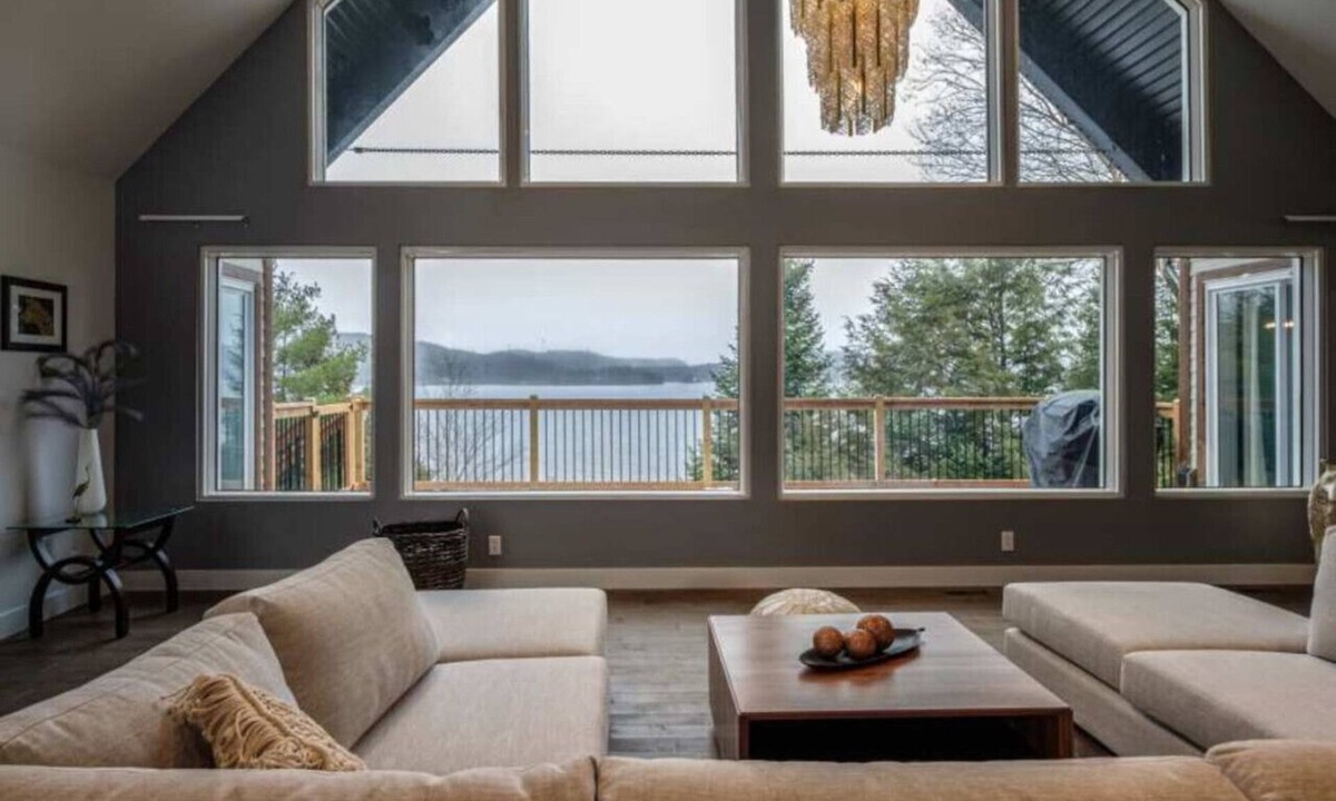 Labelle Ski Chalet | 4bdrs Waterfront Chalet w/Private Dock & Hot Tub