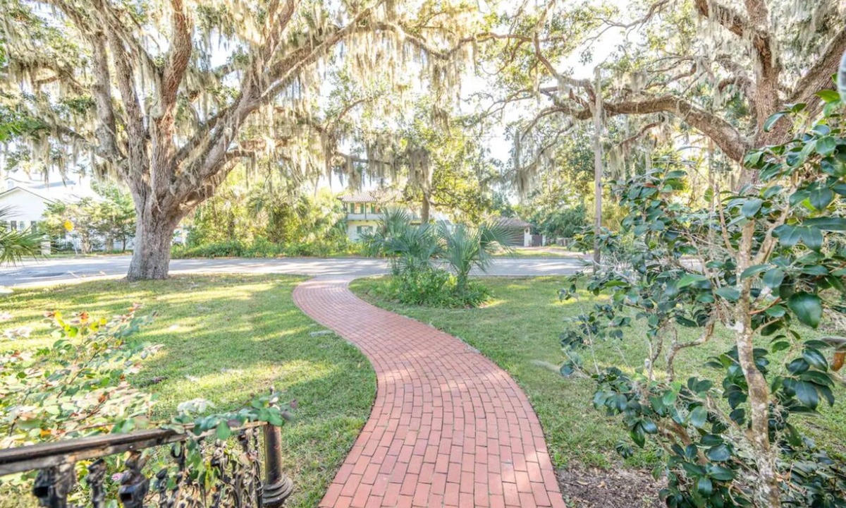 St. Augustine Cottage | 4bed, 2bath on Iconic Magnolia Ave-walking distance to shops and restaurants!
